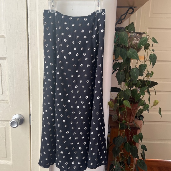 Reformation Zoe Skirt Black White Floral Detail Size 2P Slit Midi Skirt - Picture 2 of 5